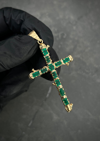 Dije cruz con 187pts de esmeralda 5.45gr / Largo 5.7cm / Oro Amarillo (Joya) M