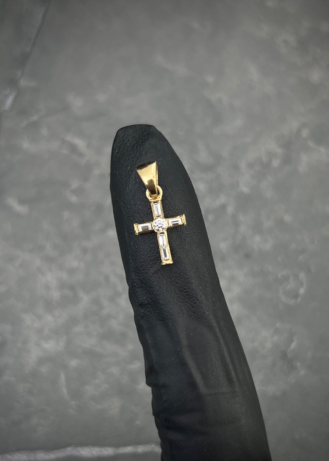Dije Cruz con 12pts de moissanita blanca 0.5gr / Largo 1.6cm — Oro Amarillo