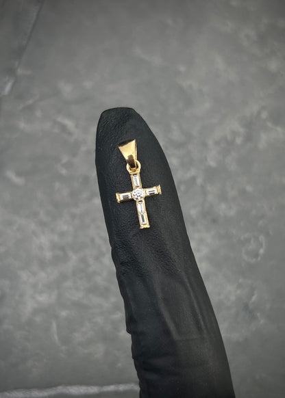 Dije Cruz con 12pts de moissanita blanca 0.5gr / Largo 1.6cm / Oro Amarillo (Joya) B