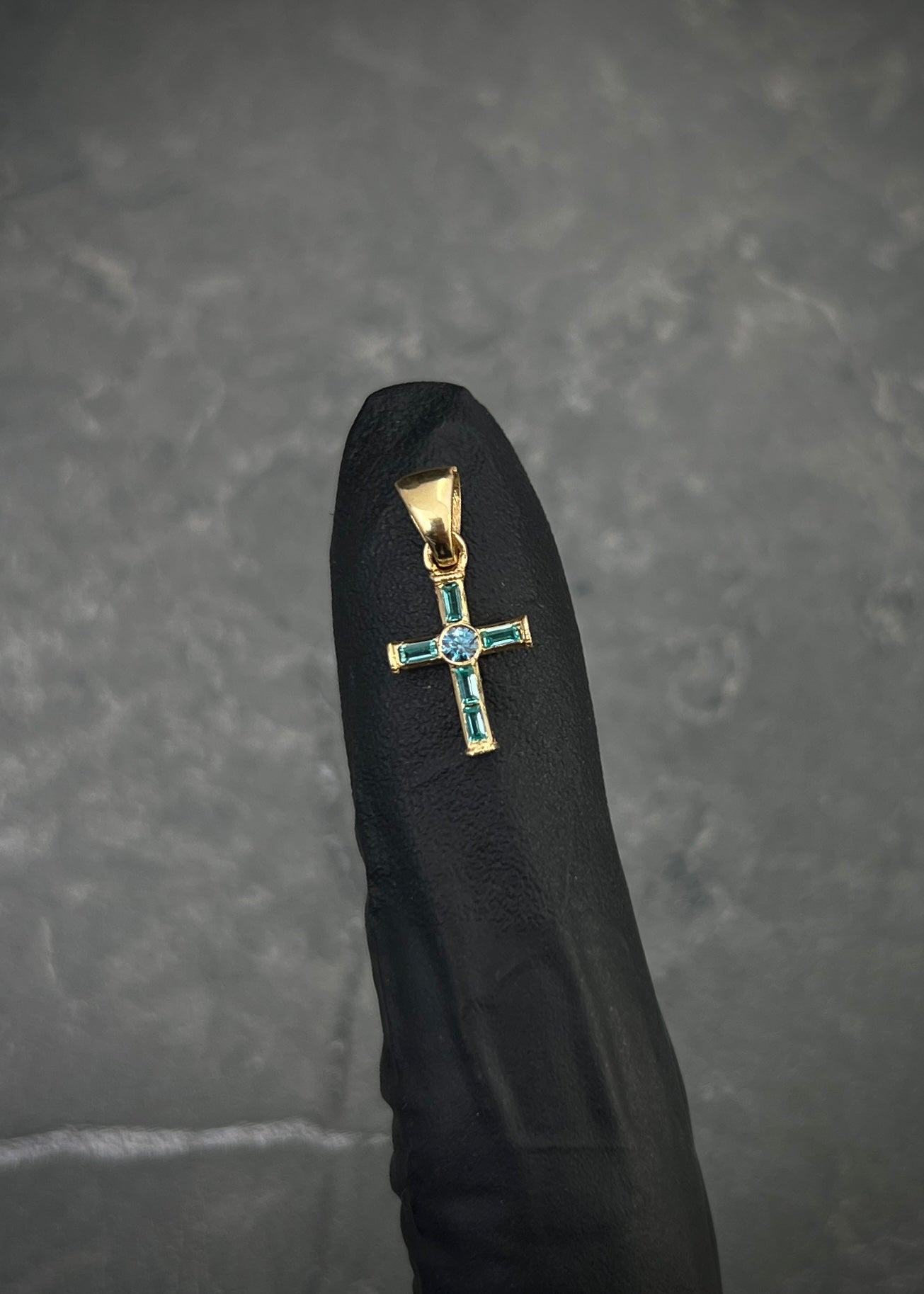 Dije cruz con 12pts de moissanita azul 0.5gr / Largo 1.6cm / Oro Amarillo (Joya) B