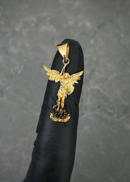 Dije arcangel san miguel 1.45gr / Largo 2.7cm / Oro Amarillo Nac P