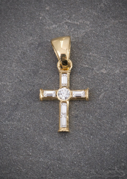 Dije cruz con 12pts de moissanita blanca 0.5gr / Largo 1.6cm / Oro Amarillo (Joya) M