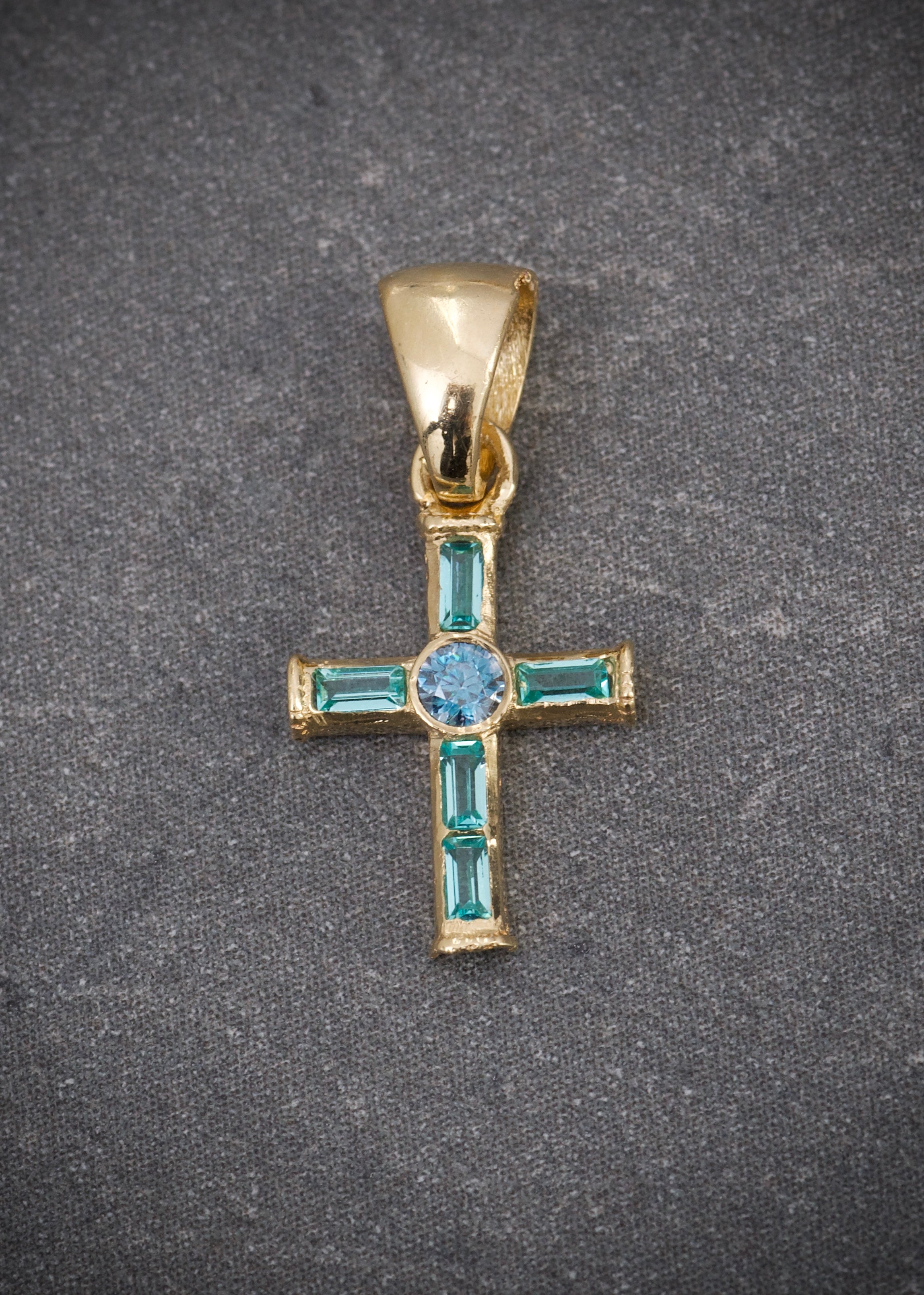 Dije cruz con 12pts de moissanita azul 0.55gr / Largo 1.6cm / Oro Amarillo (Joya) M