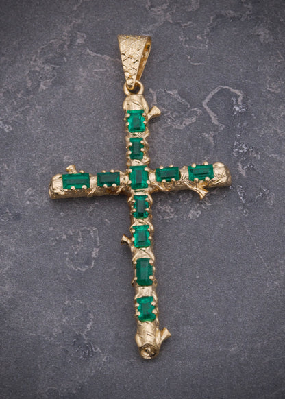 Dije cruz con 187pts de esmeralda 5.45gr / Largo 5.7cm / Oro Amarillo (Joya) M