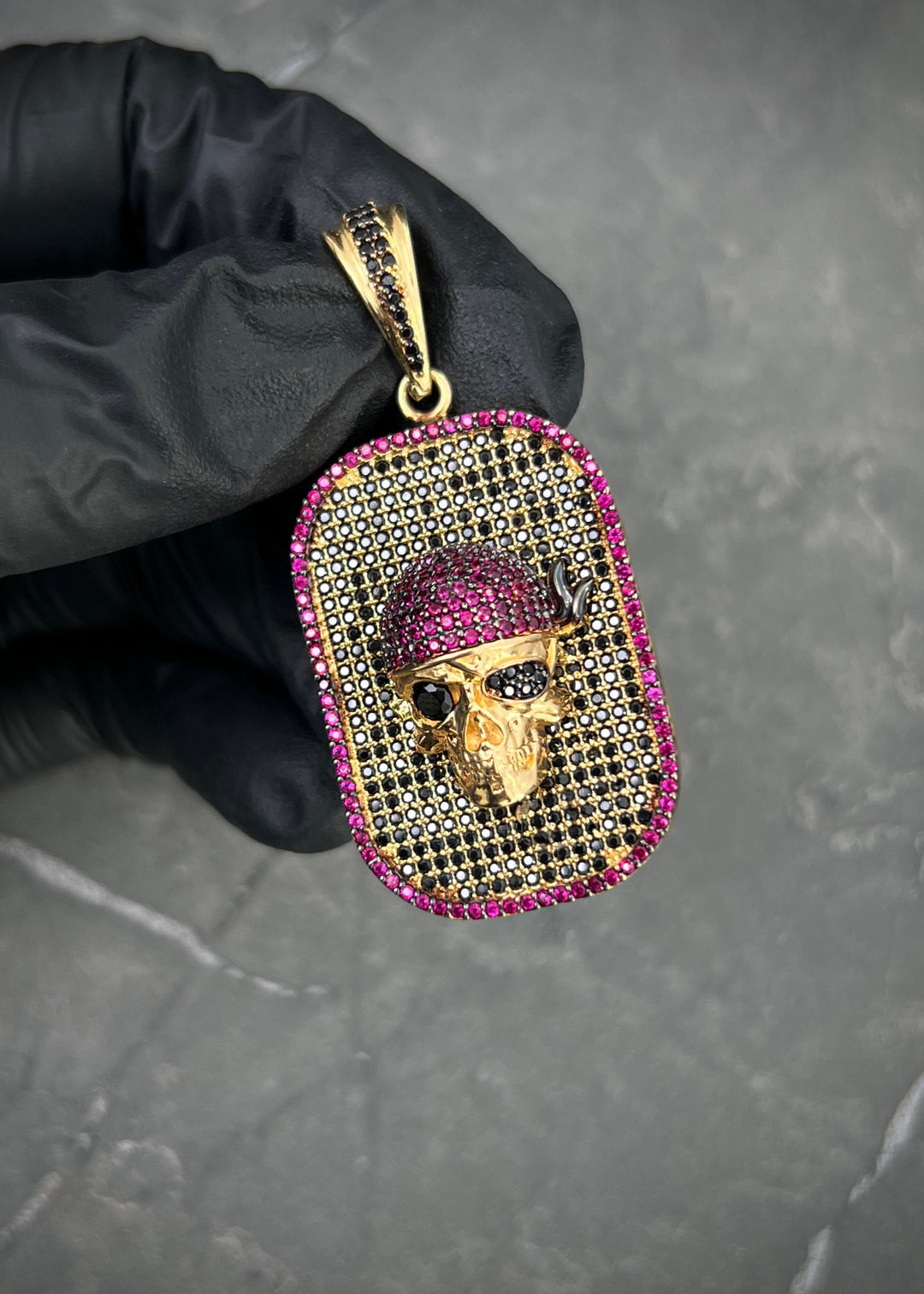 Dije placa calavera con swarovski negro y rosado 10.45gr / Largo 4.7cm — Oro Amarillo