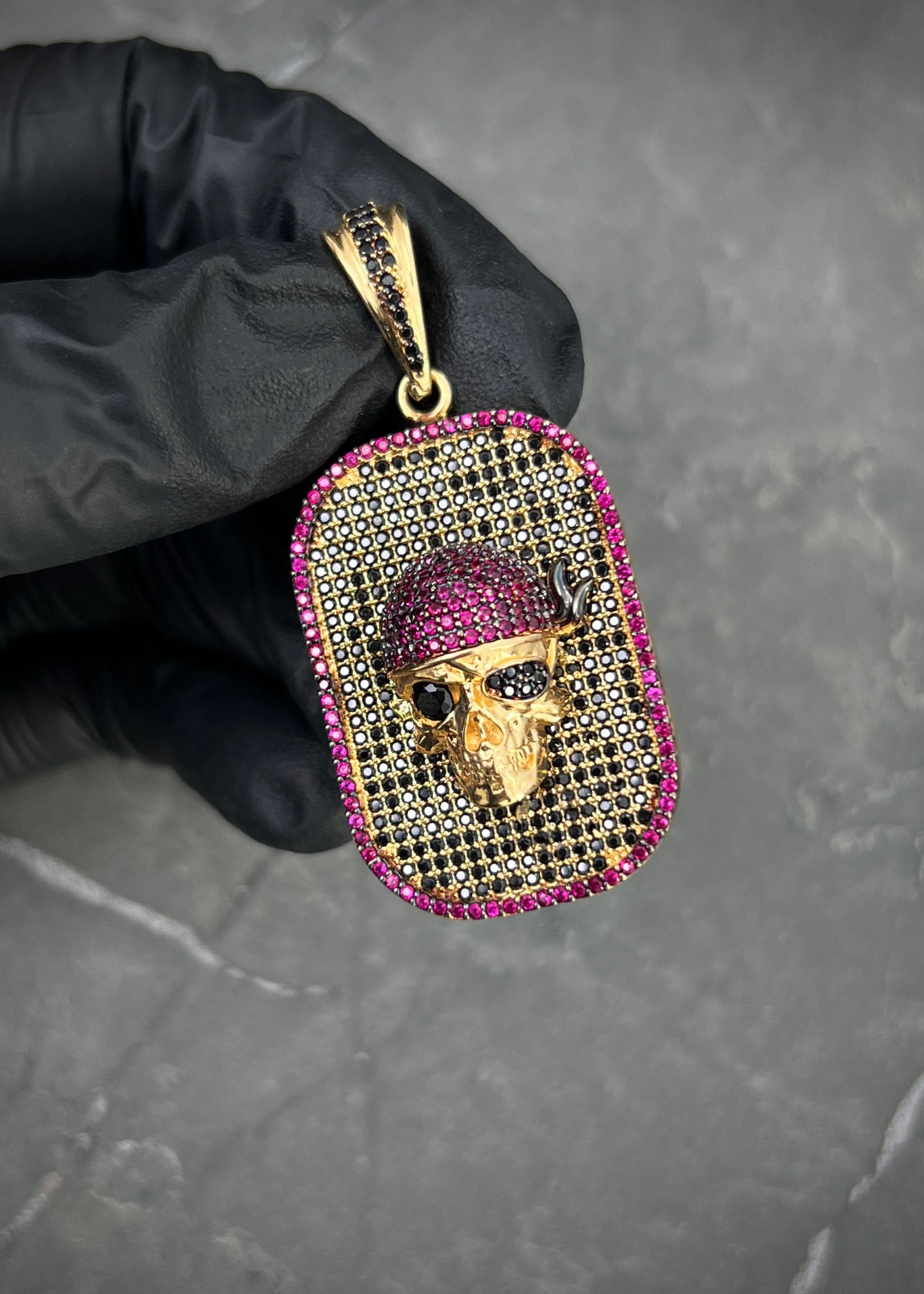 Dije placa calavera con swarovski negro y rosado 10.45gr / Largo 4.7cm / Oro Amarillo Nac P