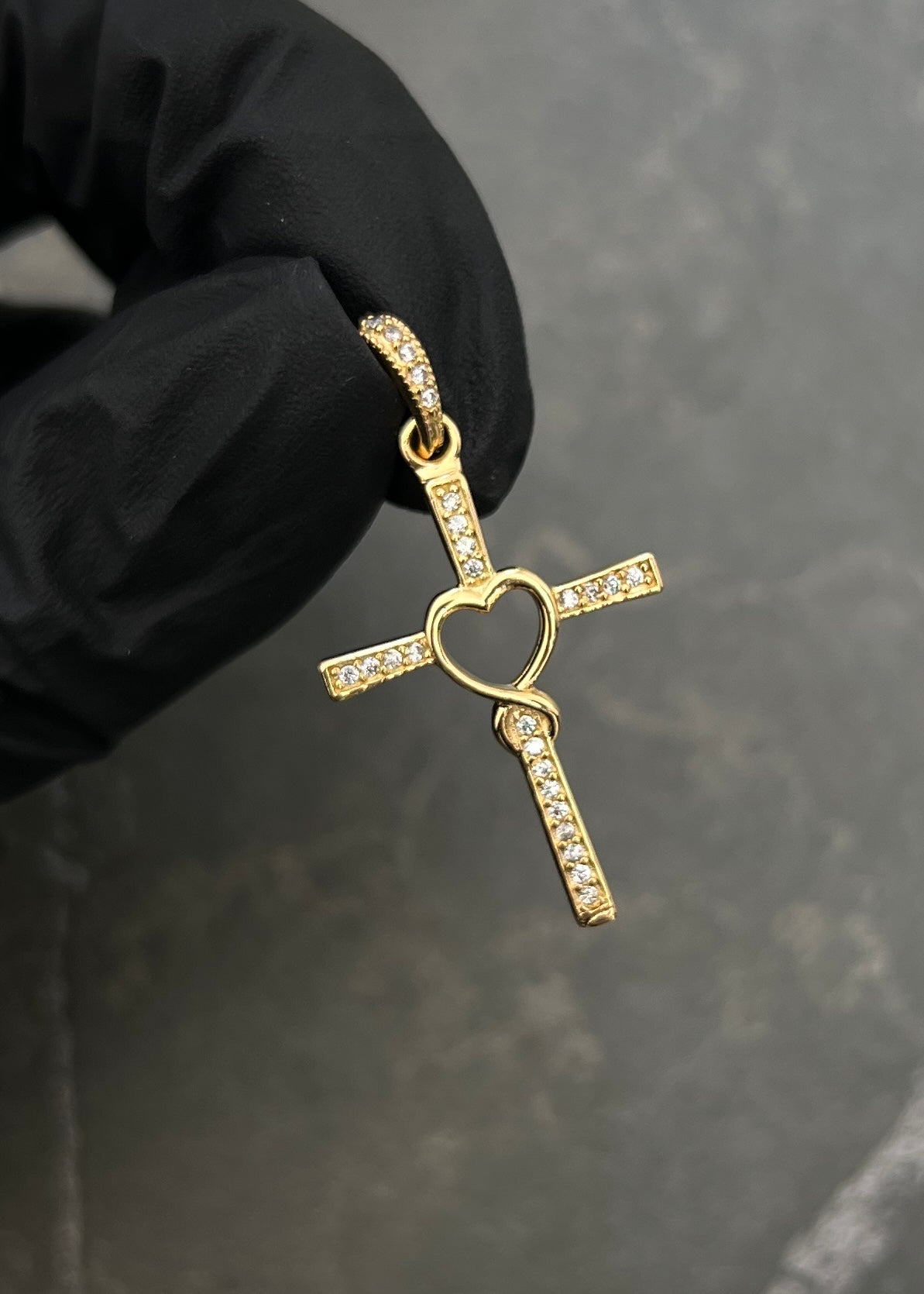 Dije de Cruz con Swarovski Blanco 1.7gr / 3.4cm / 18.4mm — Oro Amarillo