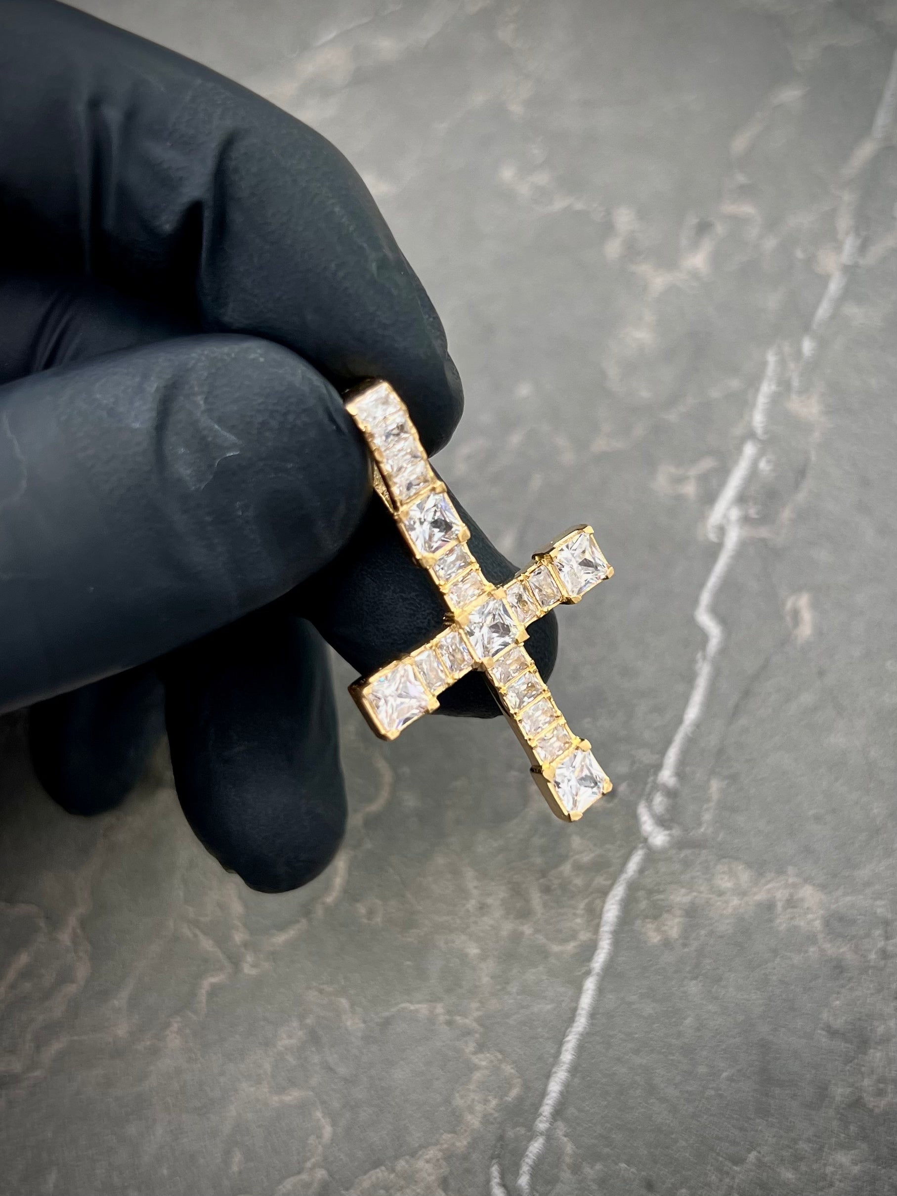 Dije cruz con swarovski blanco 5.7gr / Largo 3.7cm / Oro Amarillo Nac M