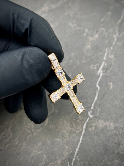 Dije cruz con swarovski blanco 5.7gr / Largo 3.7cm / Oro Amarillo Nac M