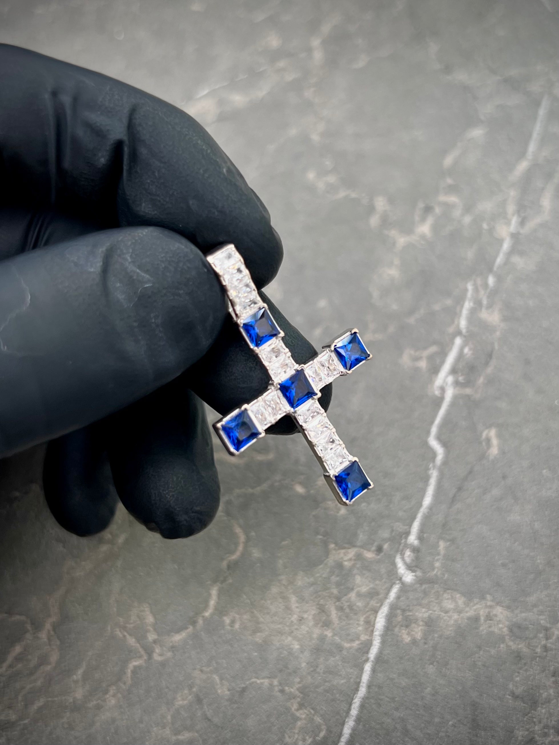 Dije cruz con swarovski blanco y azul 5.4gr / Largo 3.7cm / Oro Blanco Nac M