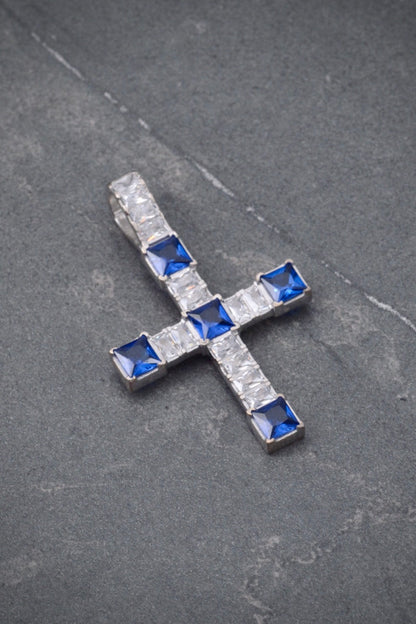 Dije cruz con swarovski blanco y azul 5.4gr / Largo 3.7cm / Oro Blanco Nac M