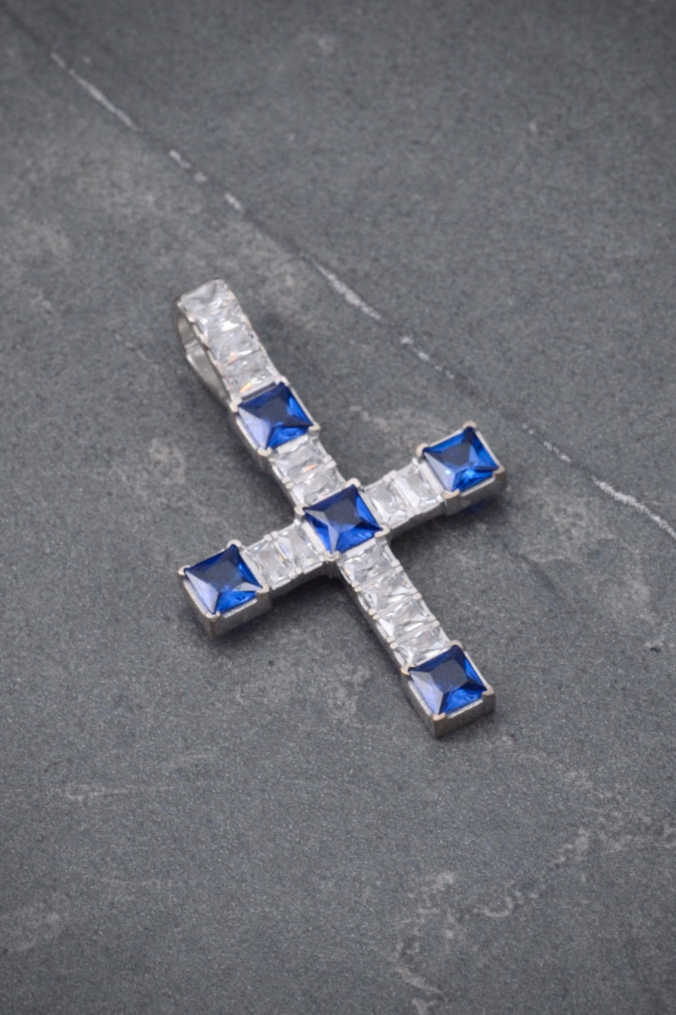 Dije cruz con swarovski blanco y azul 5.4gr / Largo 3.7cm / Oro Blanco Nac M