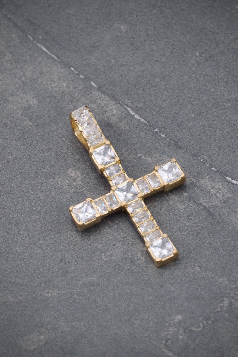 Dije cruz con swarovski blanco 5.7gr / Largo 3.7cm / Oro Amarillo Nac M