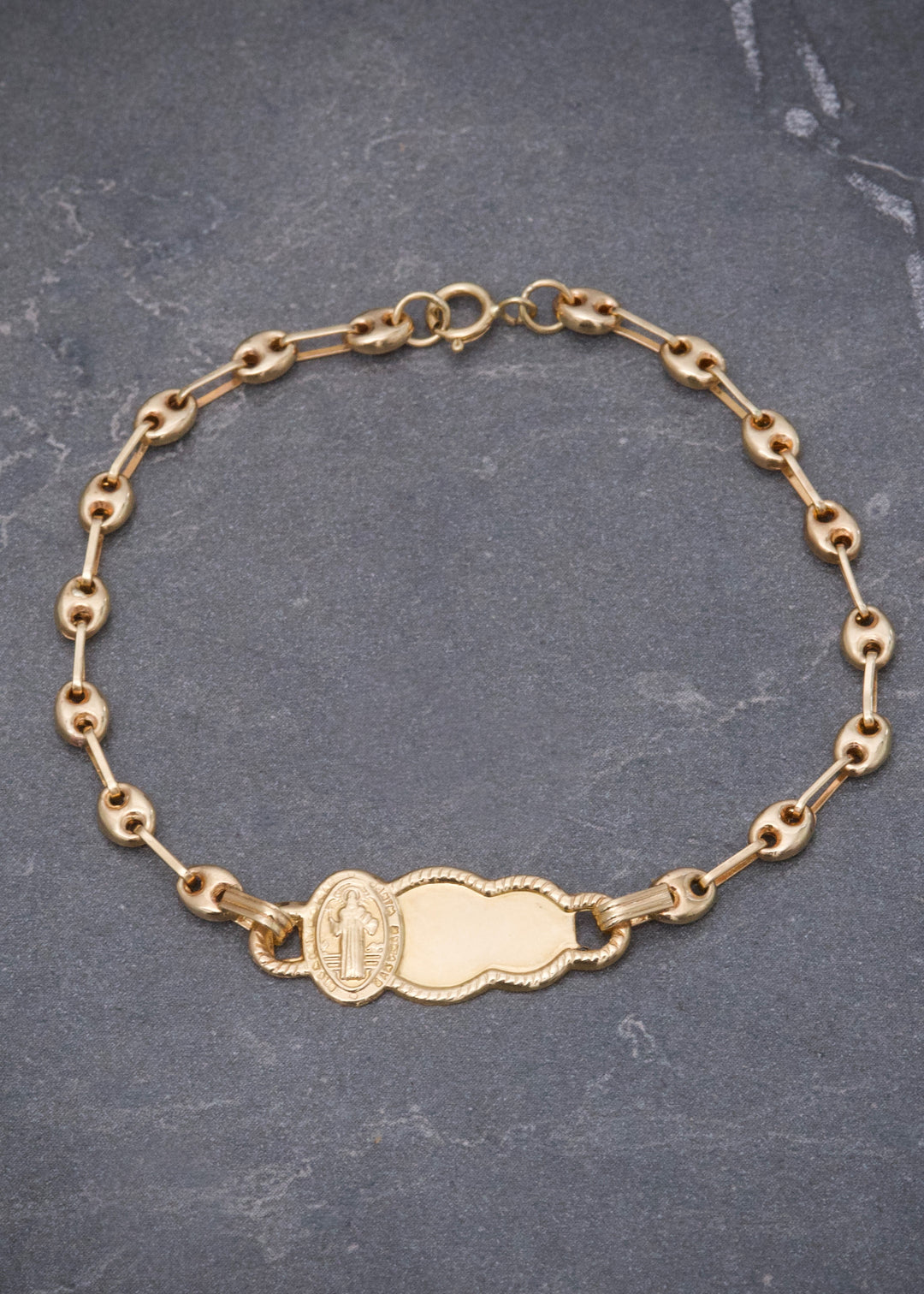 Pulso Bebe con Placa San Benito 1.75gr / 14.5cm / 8.5mm — Oro Amarillo