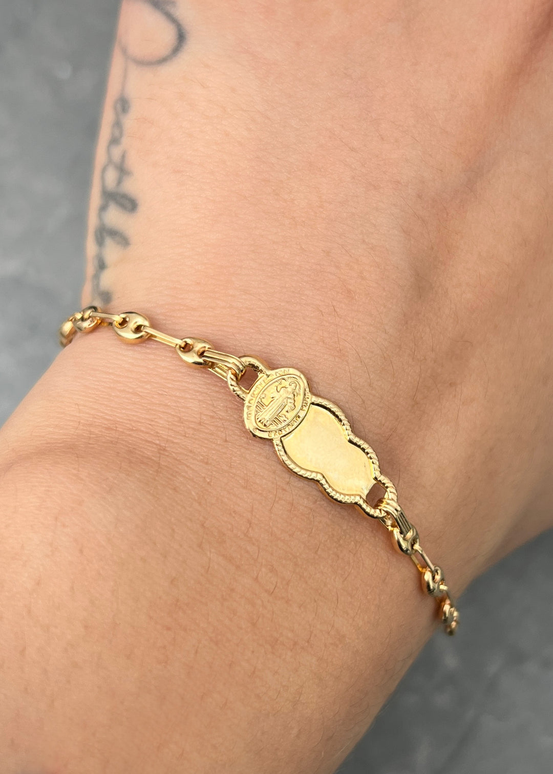 Pulso Bebe con Placa San Benito 1.75gr / 14.5cm / 8.5mm — Oro Amarillo