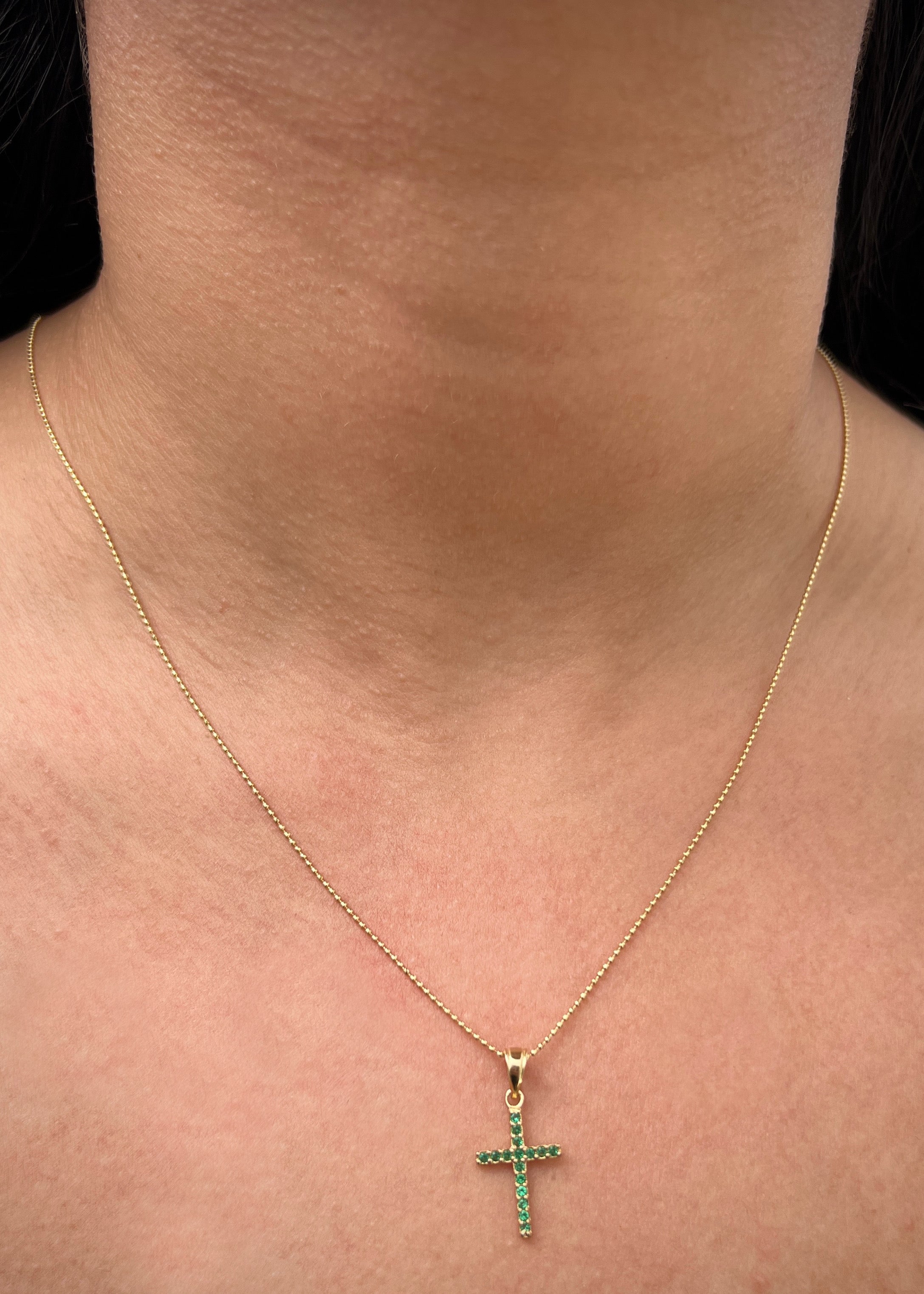 Dije cruz con swarovski verde 0.8gr / Largo 2.2cm / Oro Amarillo Nac P