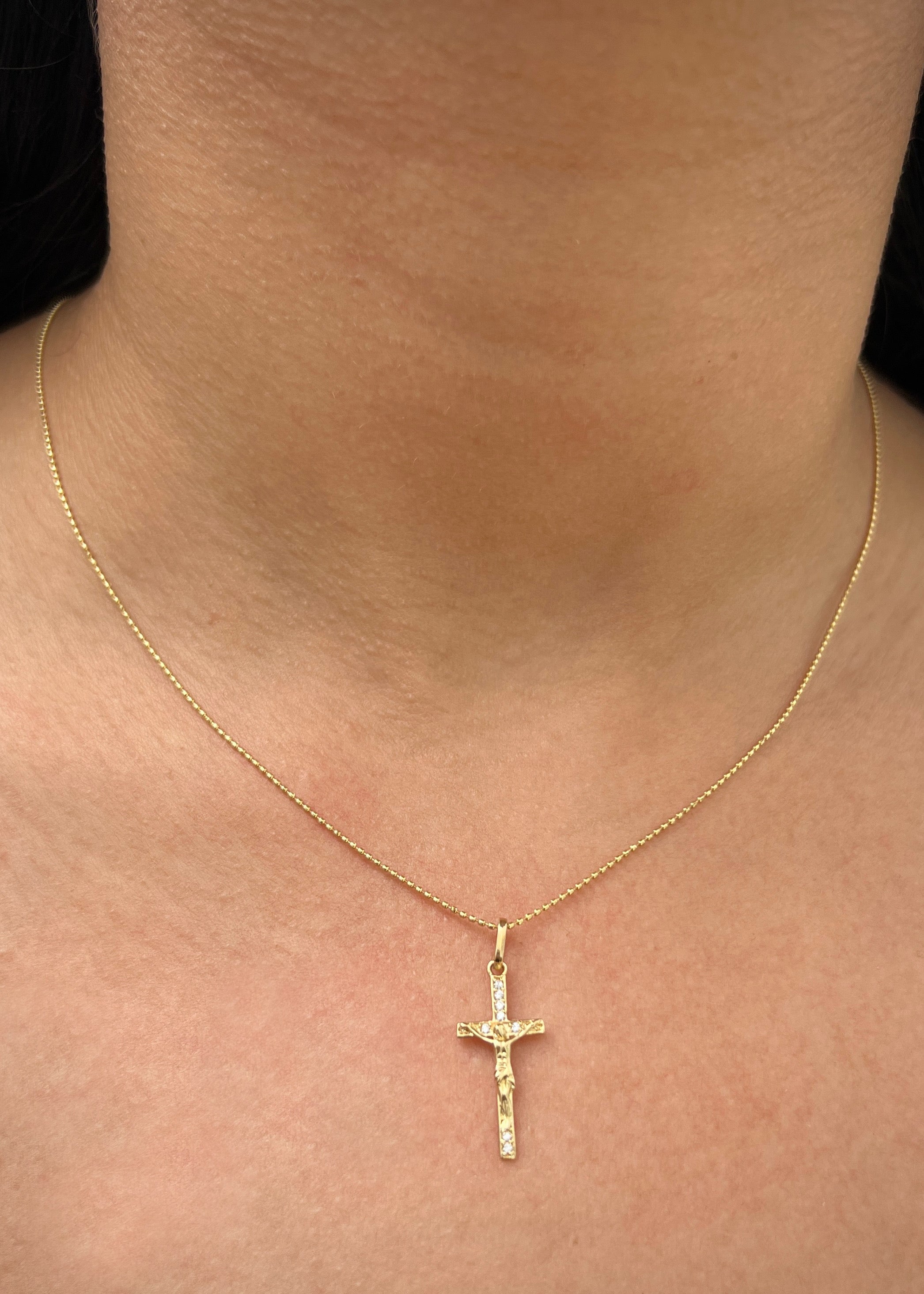Dije cristo con swarovski blanco 0.9gr / Largo 2.7cm — Oro Amarillo