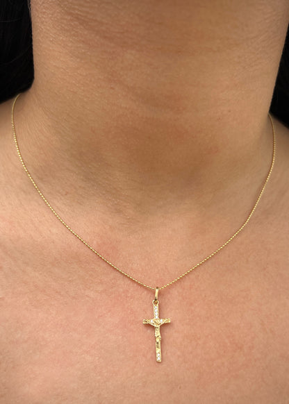 Dije cristo con swarovski blanco 0.9gr / Largo 2.7cm — Oro Amarillo