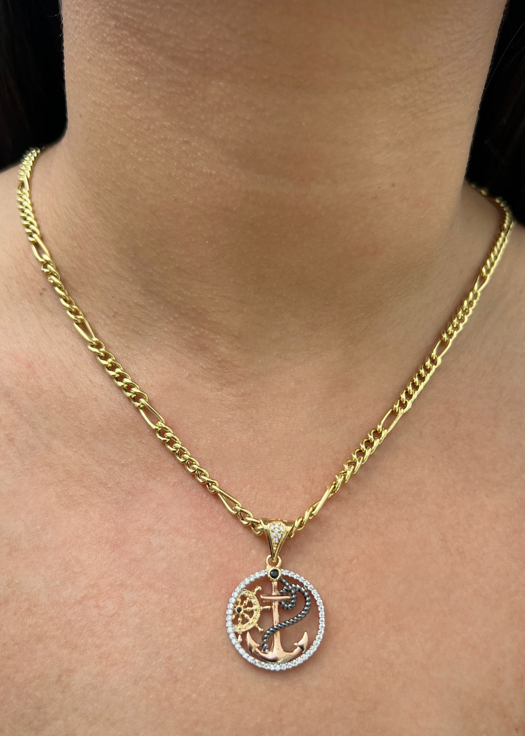 Dije ancla y timon con swarovski blanco 4.15gr / Largo 3.1cm — Dos Oros