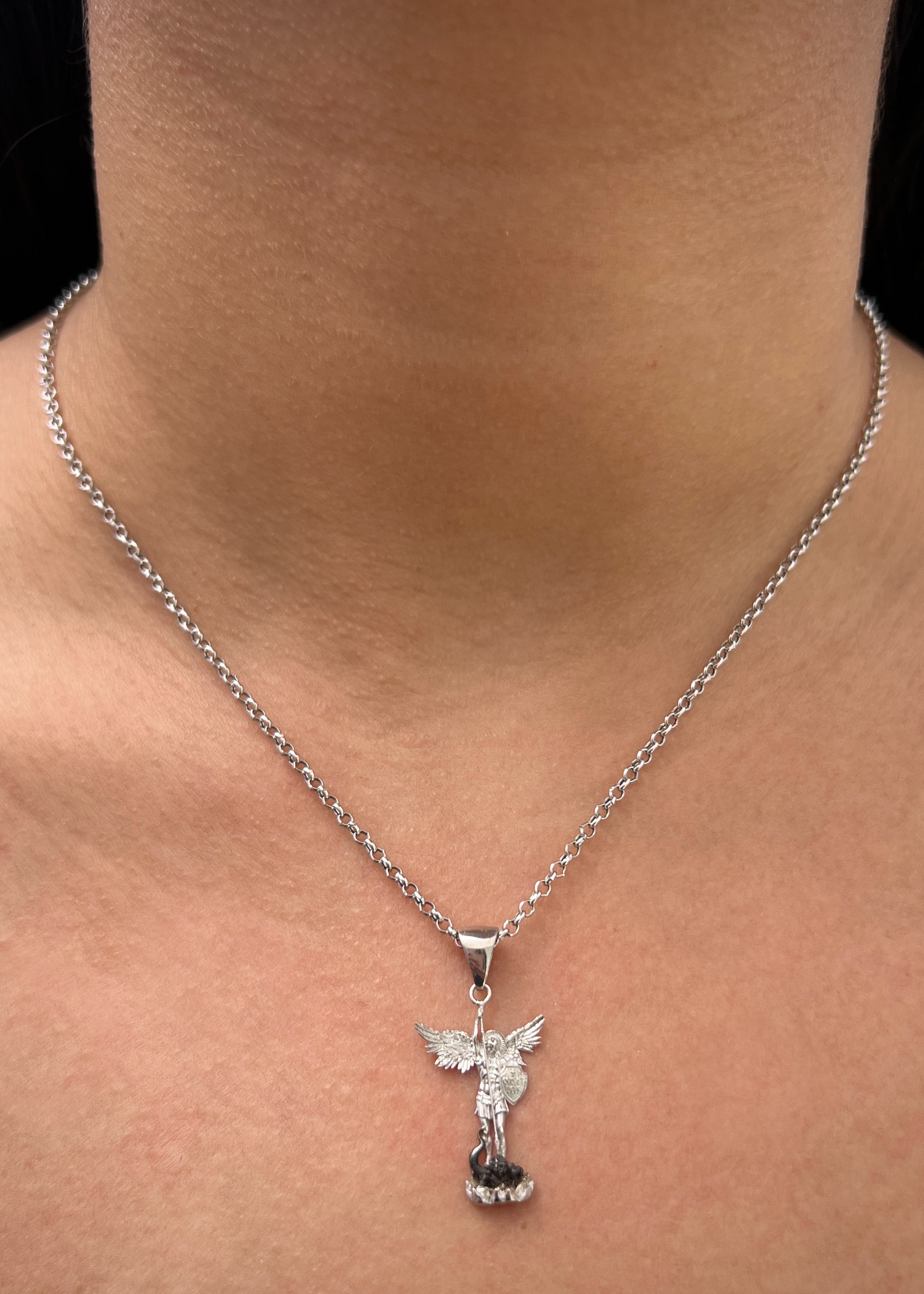 Dije arcangel san miguel 1.4gr / Largo 2.7cm / Oro Blanco Nac M