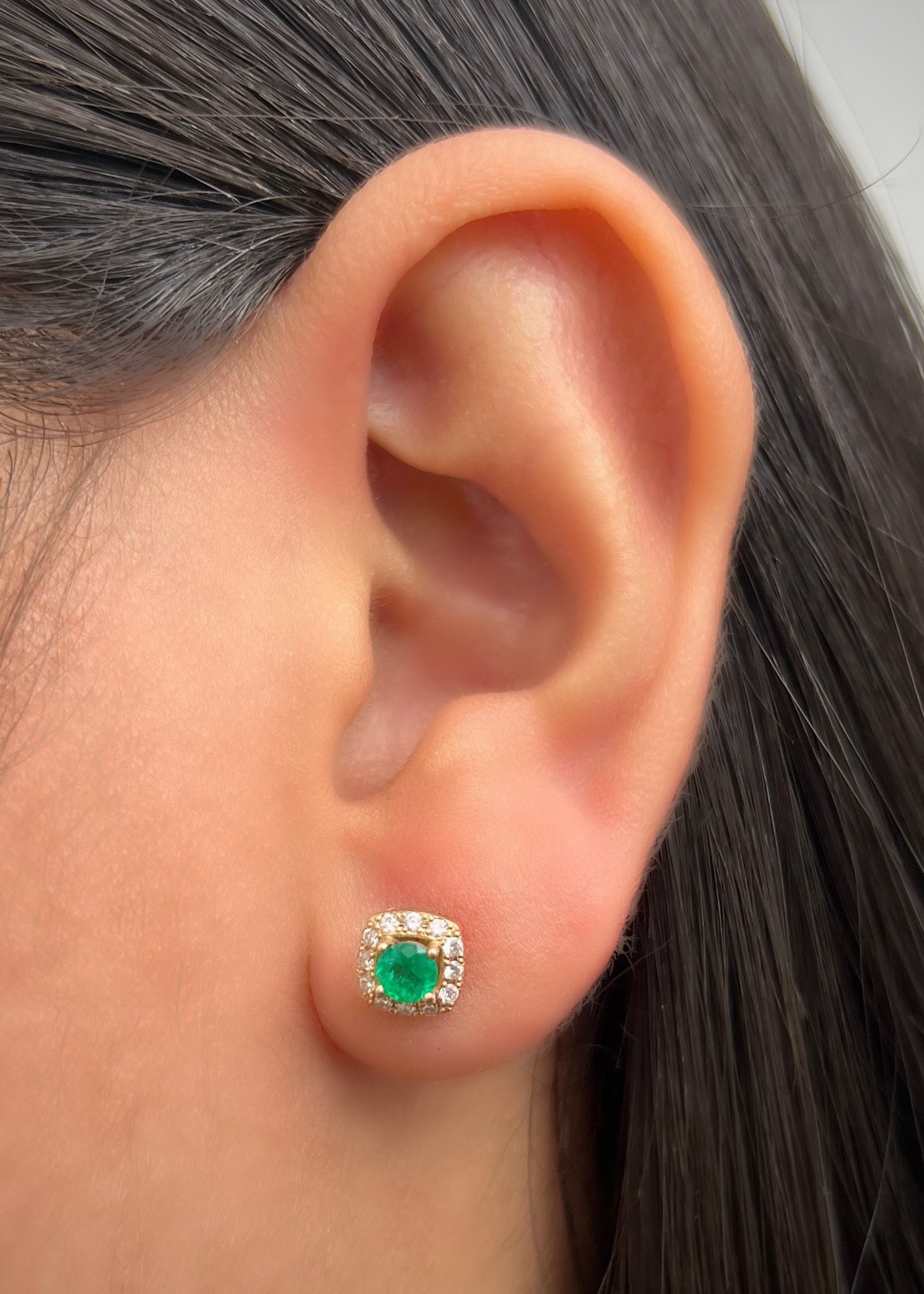 Topos con 41pts de esmeralda y 22pts de diamantes 2.5gr / Largo 0.69cm / Oro Rosado (Joya) M