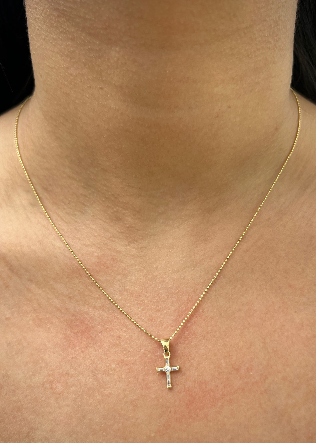Dije Cruz con 12pts de moissanita blanca 0.5gr / Largo 1.6cm — Oro Amarillo