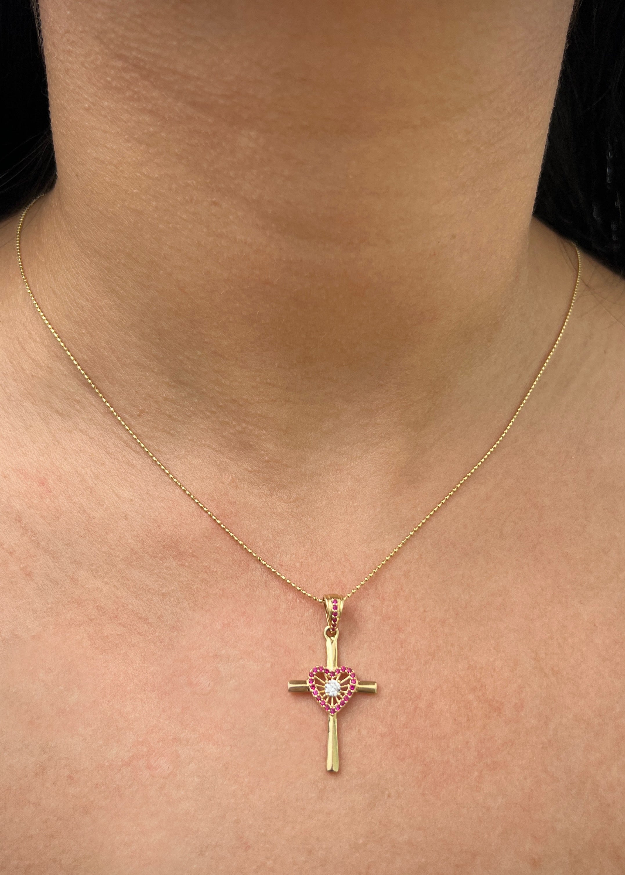 Dije cruz corazon con swarovski fucsia y blanco 1.75gr / Largo 3.3cm / Oro Amarillo Nac P