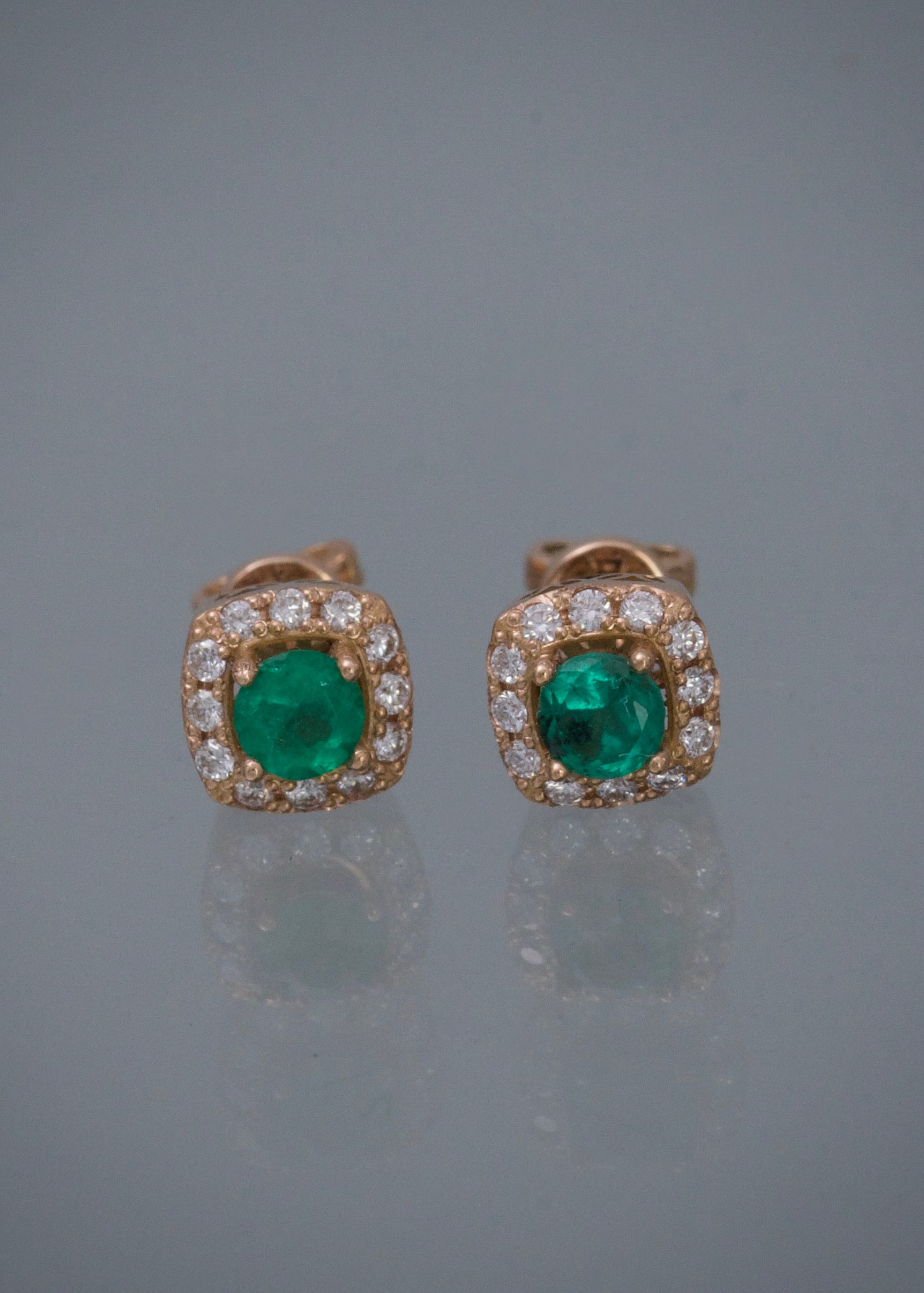 Topos con 41pts de esmeralda y 22pts de diamantes 2.5gr / Largo 0.69cm / Oro Rosado (Joya) M