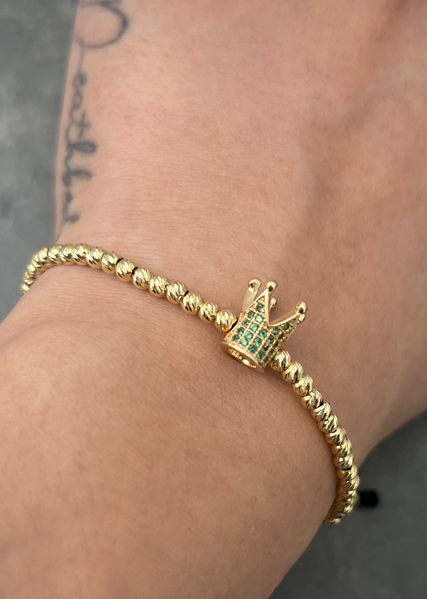 Pulsera en hilo negro con herraje corona y bolas diamantadas 3.8gr / Oro Amarillo (Joya) M