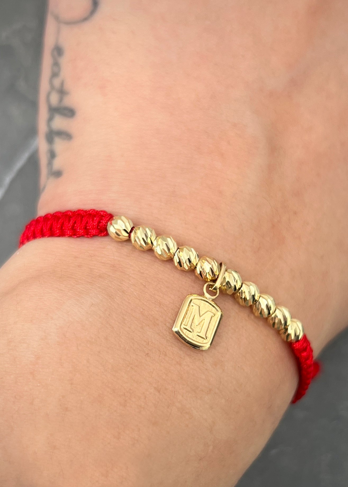 Pulsera en hilo rojo con dije y bolas diamantadas 1.15gr / Oro Amarillo (Joya) M