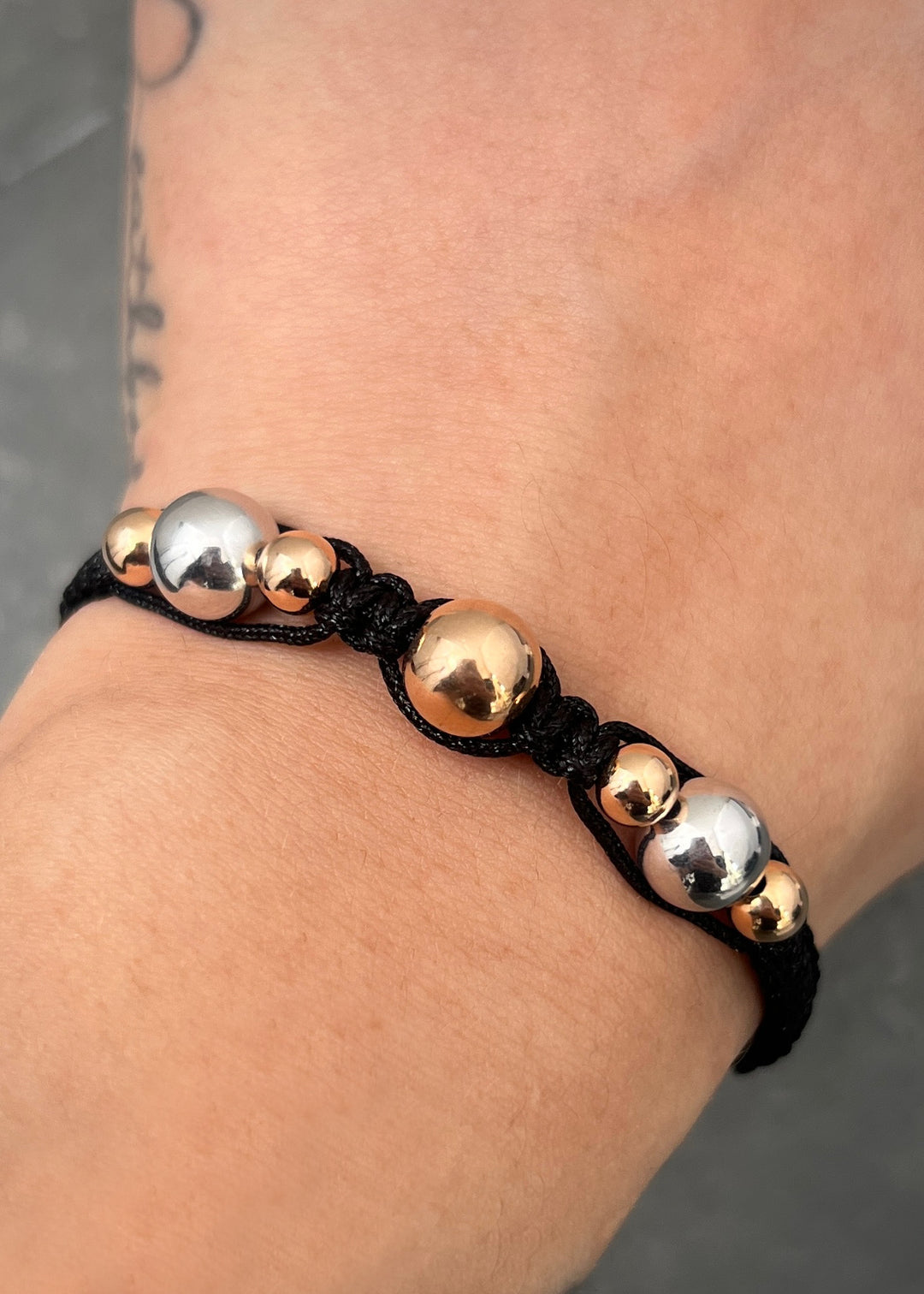 Pulsera en hilo negro con bolas lisas 1.6gr — Dos Oros