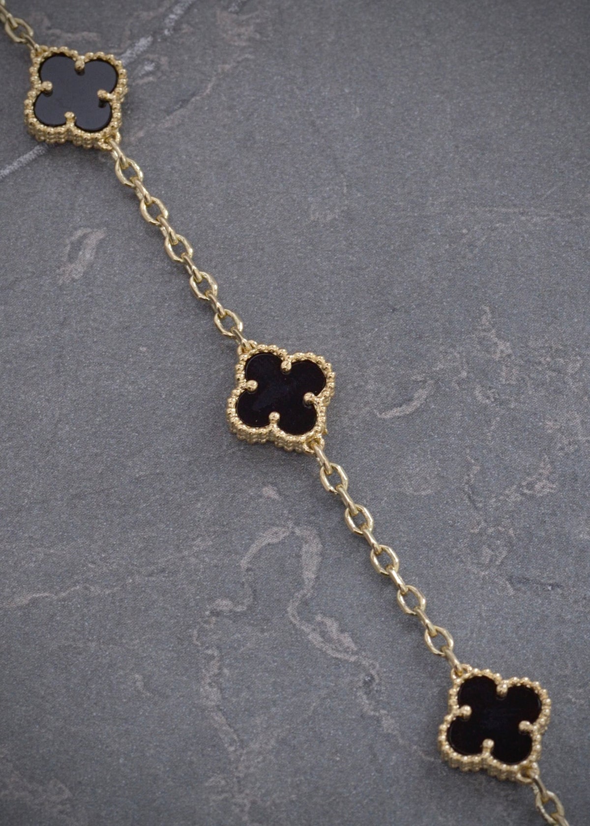 Pulso Lucky Clover Piedra Negra 6gr / 18.5cm / 9.8mm — Oro Amarillo