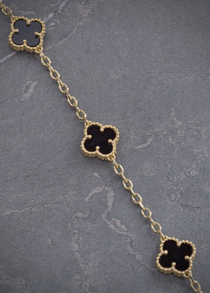Pulso Lucky Clover Piedra Negra 6gr / 18.5cm / 9.8mm — Oro Amarillo