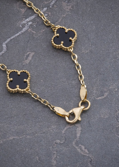 Pulso Lucky Clover Piedra Negra 6gr / 18.5cm / 9.8mm — Oro Amarillo