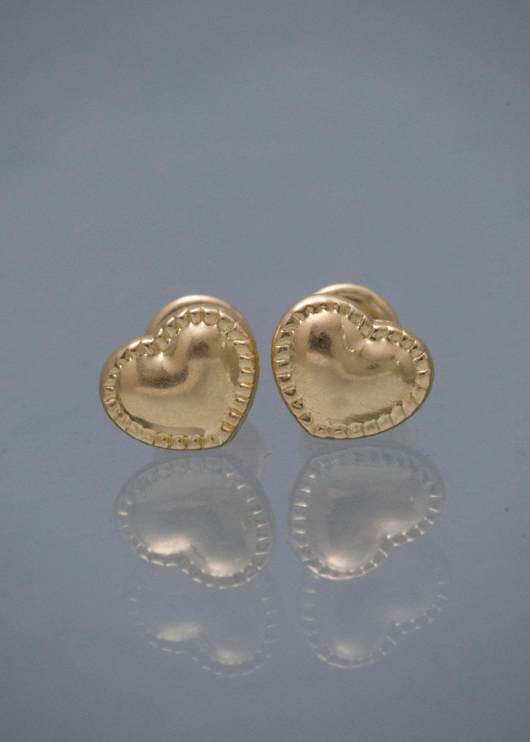 Topos Corazon con Detalle 0.7gr / 0.6cm / 8mm — Oro Amarillo