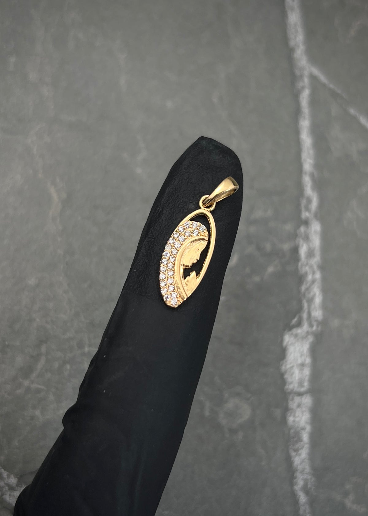 Dije Virgen Maria con Swarovski Blanco 1.15gr / 2.3cm / 7.3mm — Oro Amarillo