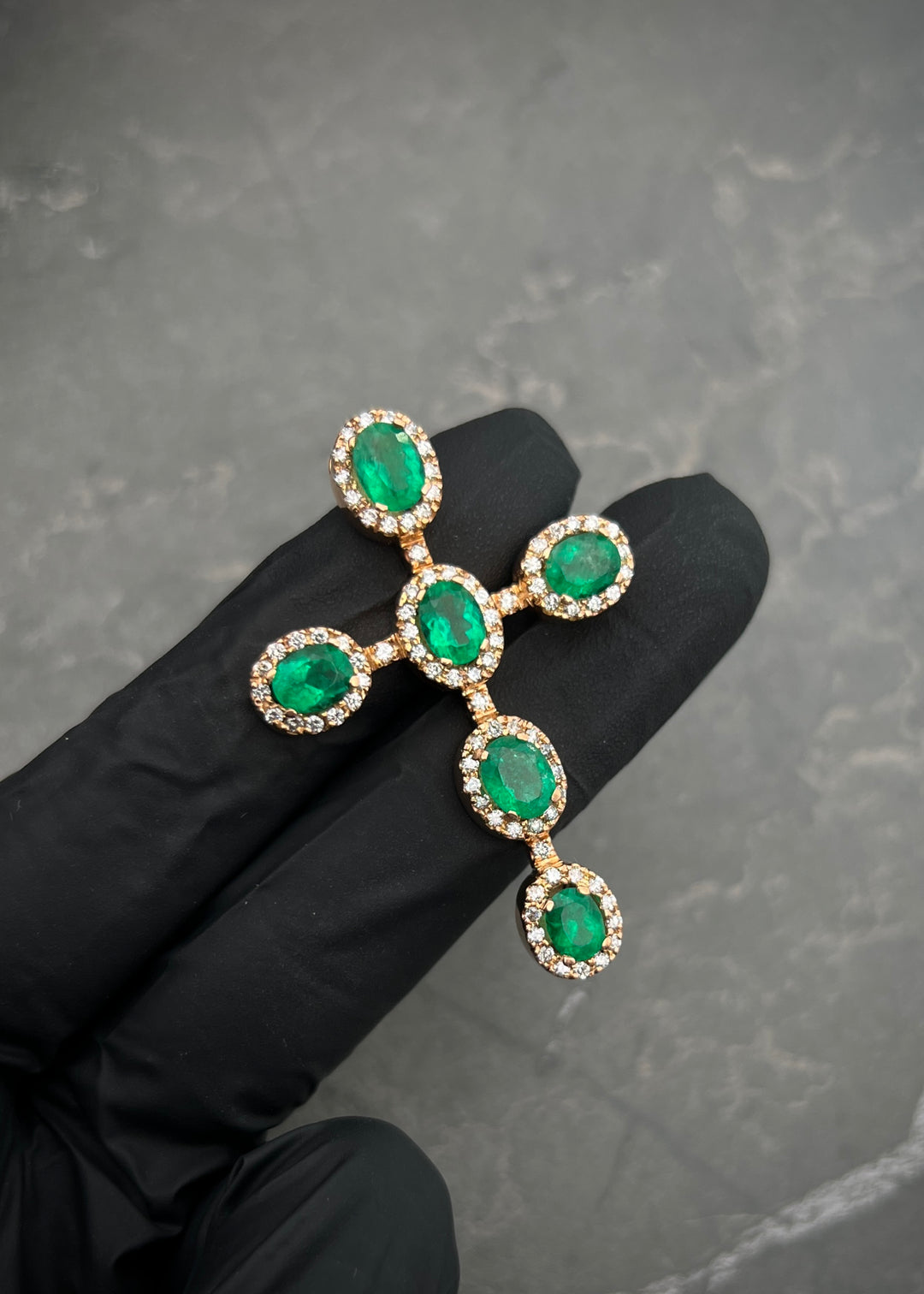 Dije Cruz con 372pts de Esmeralda y 83pts de Diamantes 15.25gr / 4.4cm / 30mm — Oro Rosado