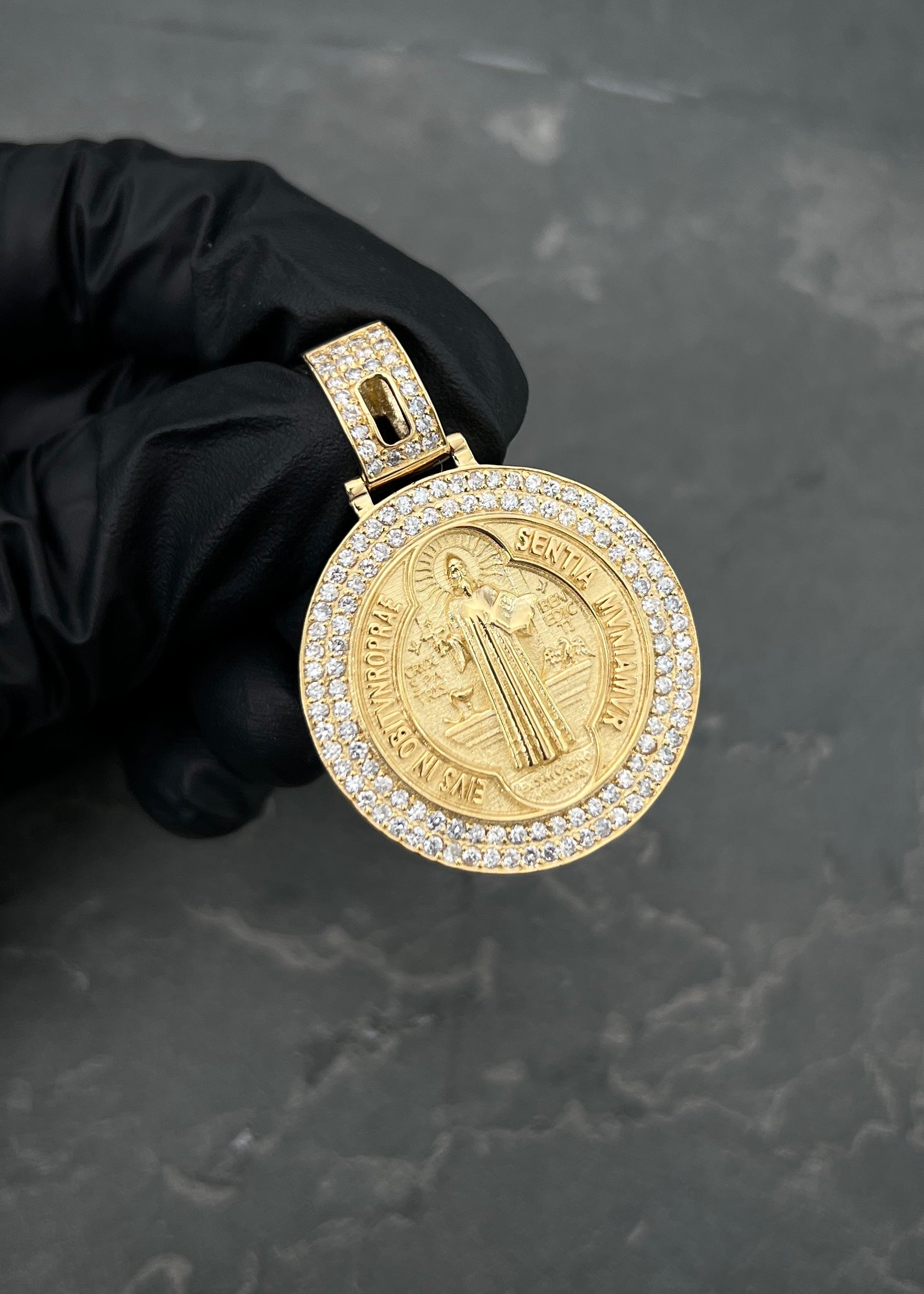 Dije san benito con 120pts de diamantes 14.75gr / Largo 4cm — Oro Amarillo