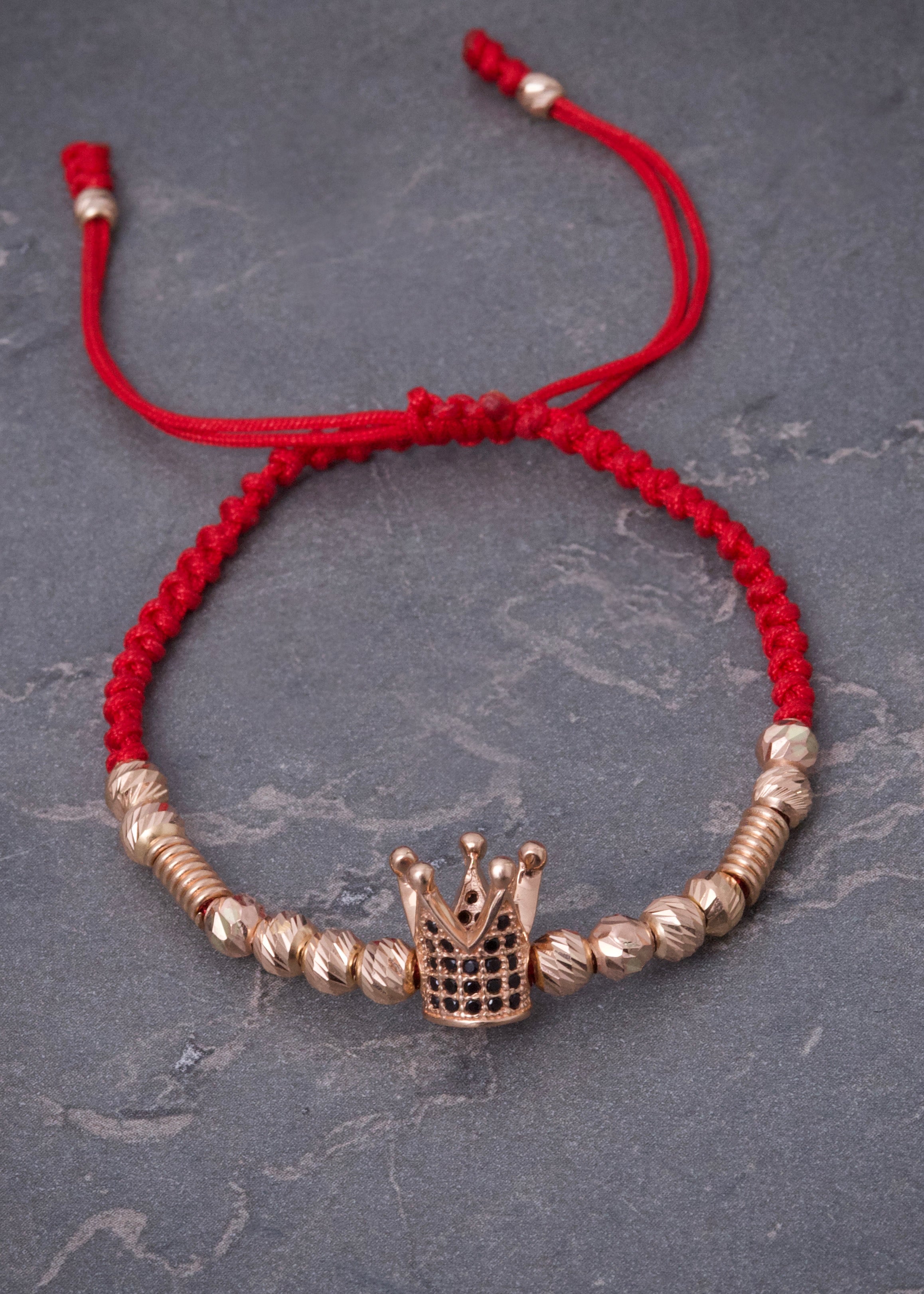 Pulsera en hilo rojo con herraje de corona 3.45gr / Oro Rosado (Joya) M