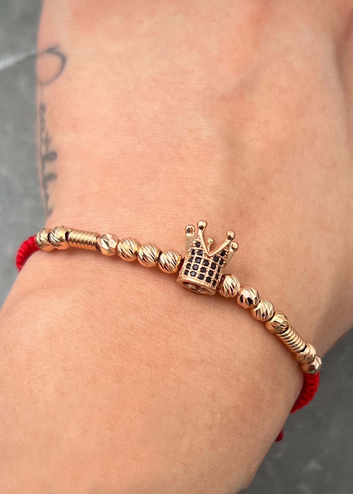 Pulsera en hilo rojo con herraje de corona 3.45gr / Oro Rosado (Joya) M