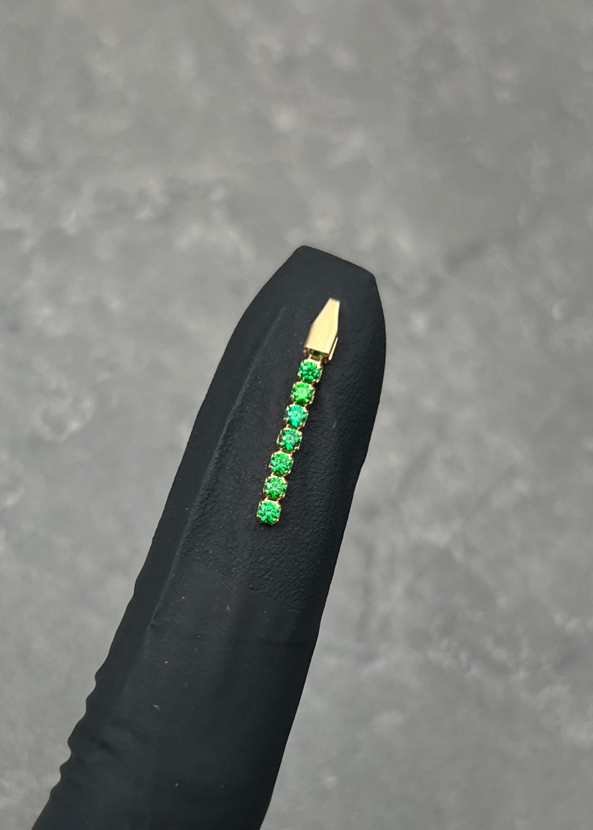 Dije con Swarovski Verde 0.25gr / 1.9cm / 1.8mm — Oro Amarillo