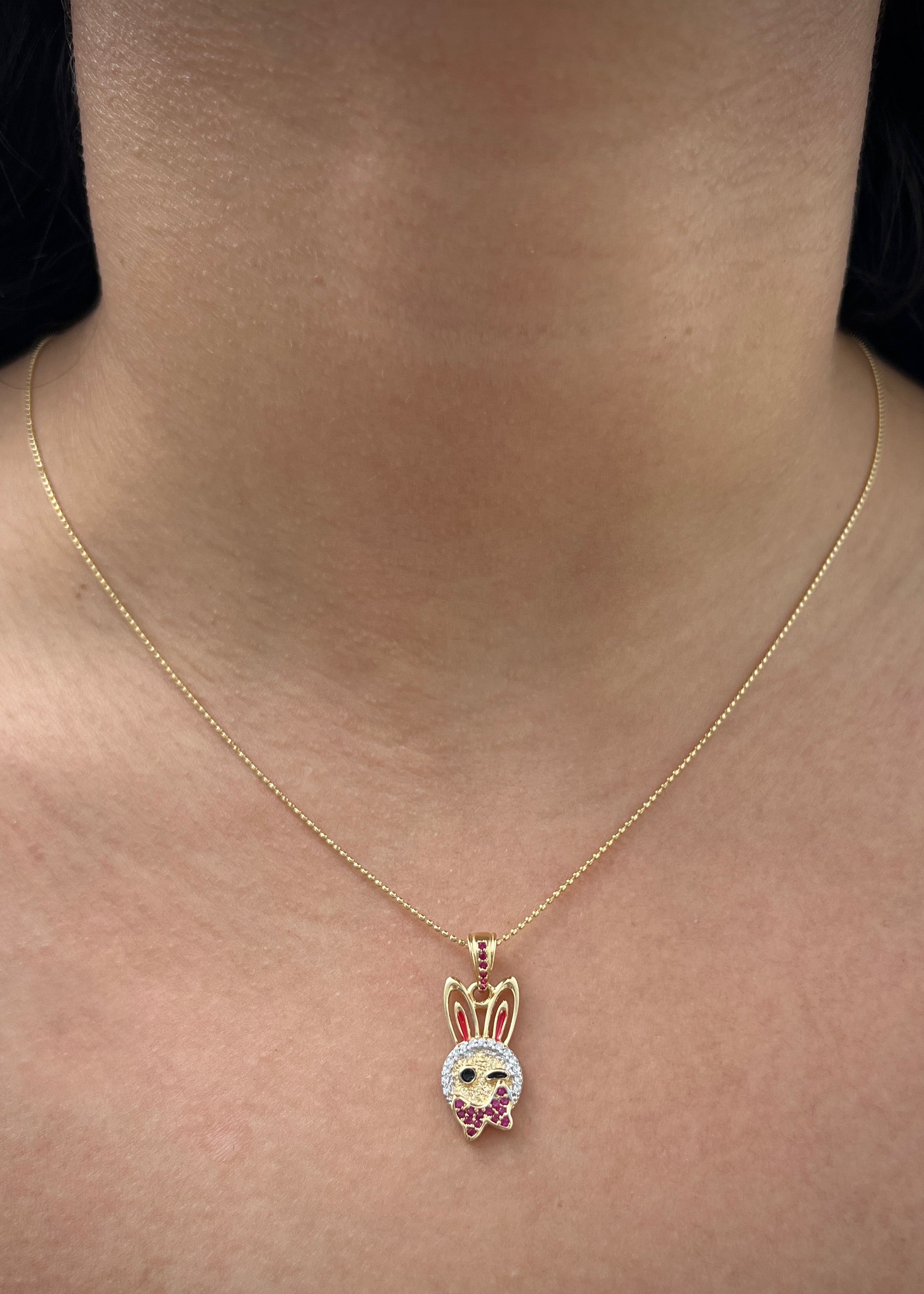 Dije conejo con swarovski blanco y fucsia 2.35gr / Largo 2.5cm / Oro Amarillo Nac P