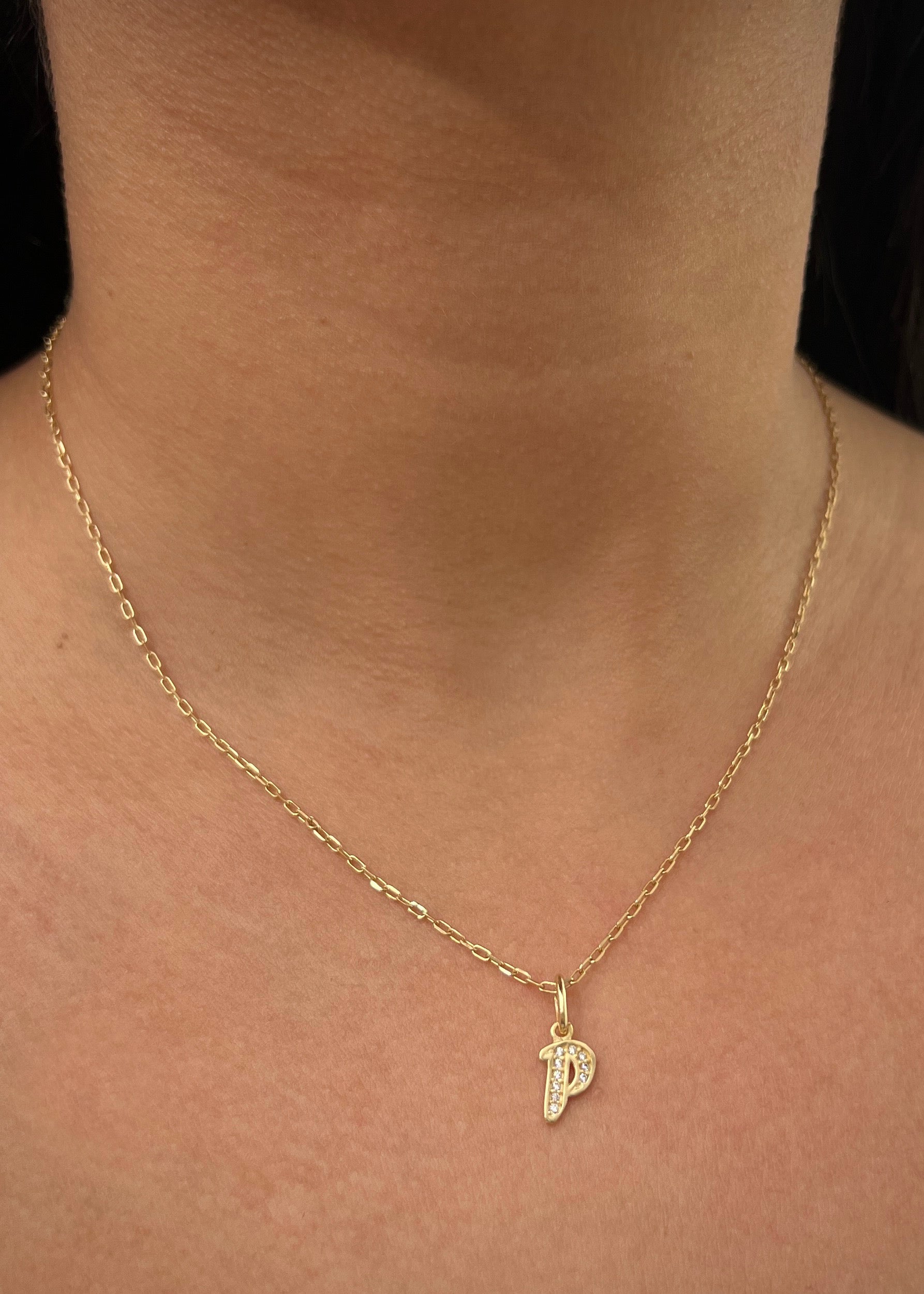 Dije letra P con swarovski blanco 0.65gr / Largo 1.7cm / Oro Amarillo Nac B