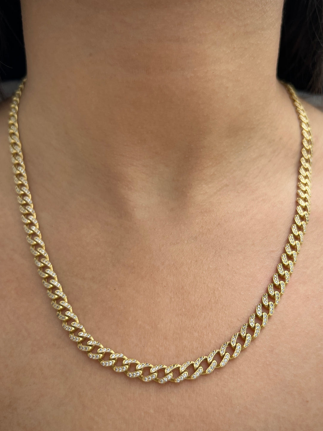 Cadena Cubana con Swarovski Blanco 25.1gr / 50cm / 5.9mm — Oro Amarillo