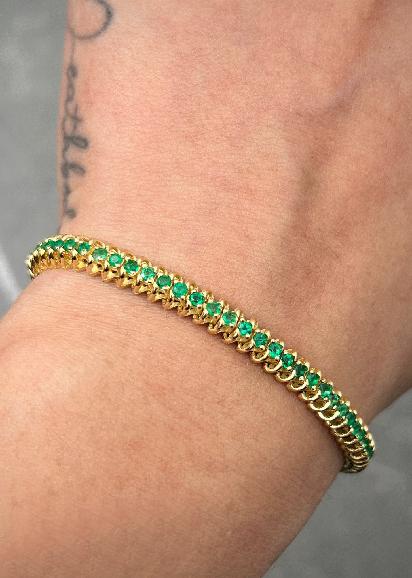 Pulso tenis con 260pts de esmeraldas 17.7gr / Largo 18.5cm / Oro Amarillo (Joya) M