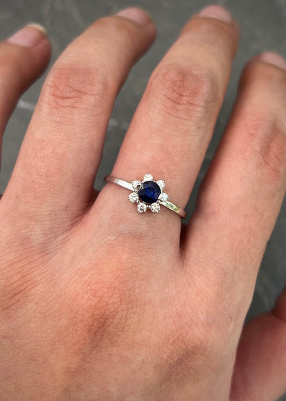 Solitario con 44pts de zafiros y 18pts de diamantes 2.1gr / TALLA 6 1/2 / Oro Blanco (Joya) M