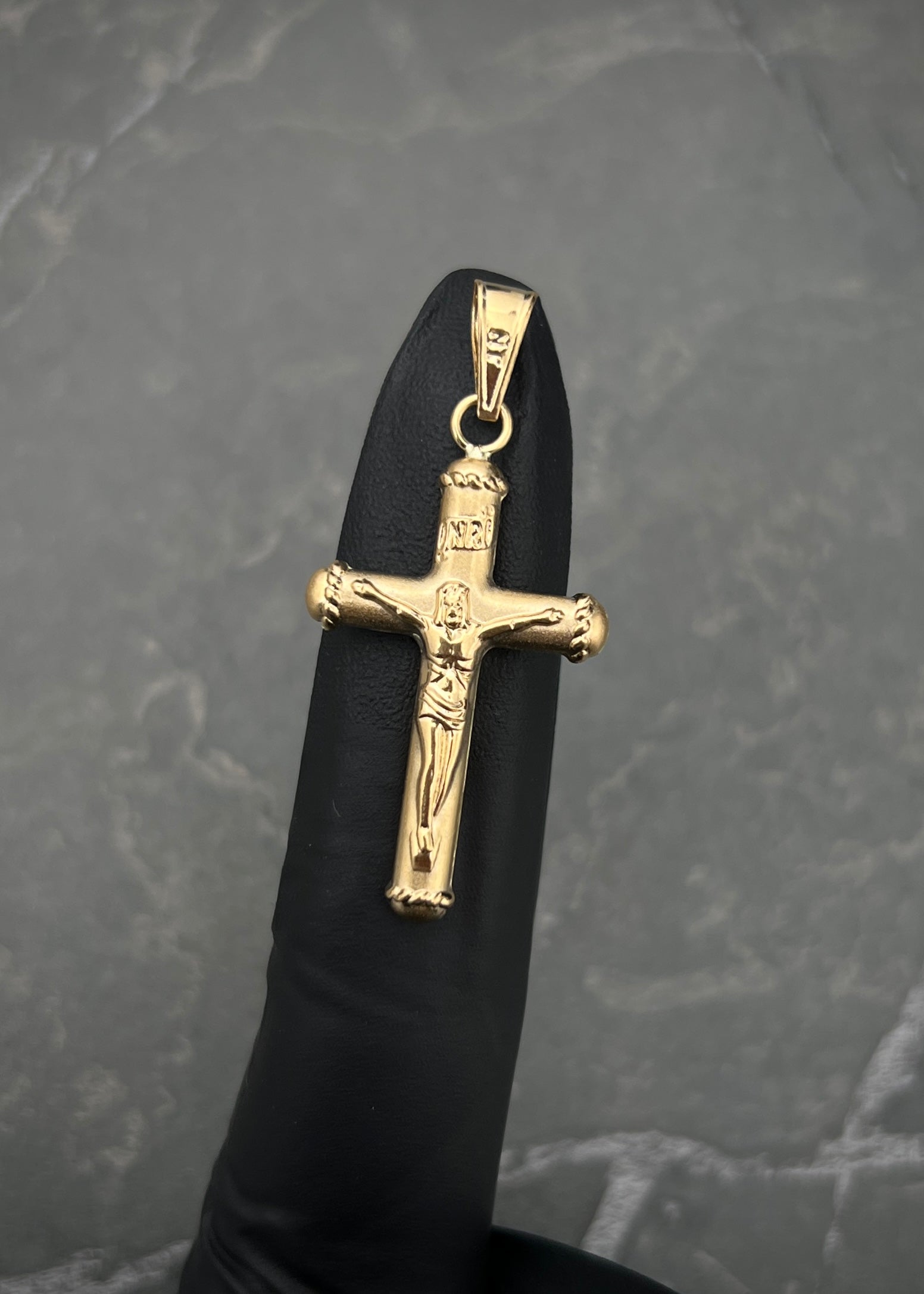 Dije Cruz con cristo 1.6gr / Largo 4cm — Oro Amarillo