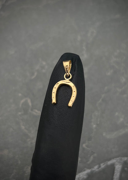 Dije herradura de caballo 0.45gr / Largo 1.7cm / Oro Amarillo Nac M