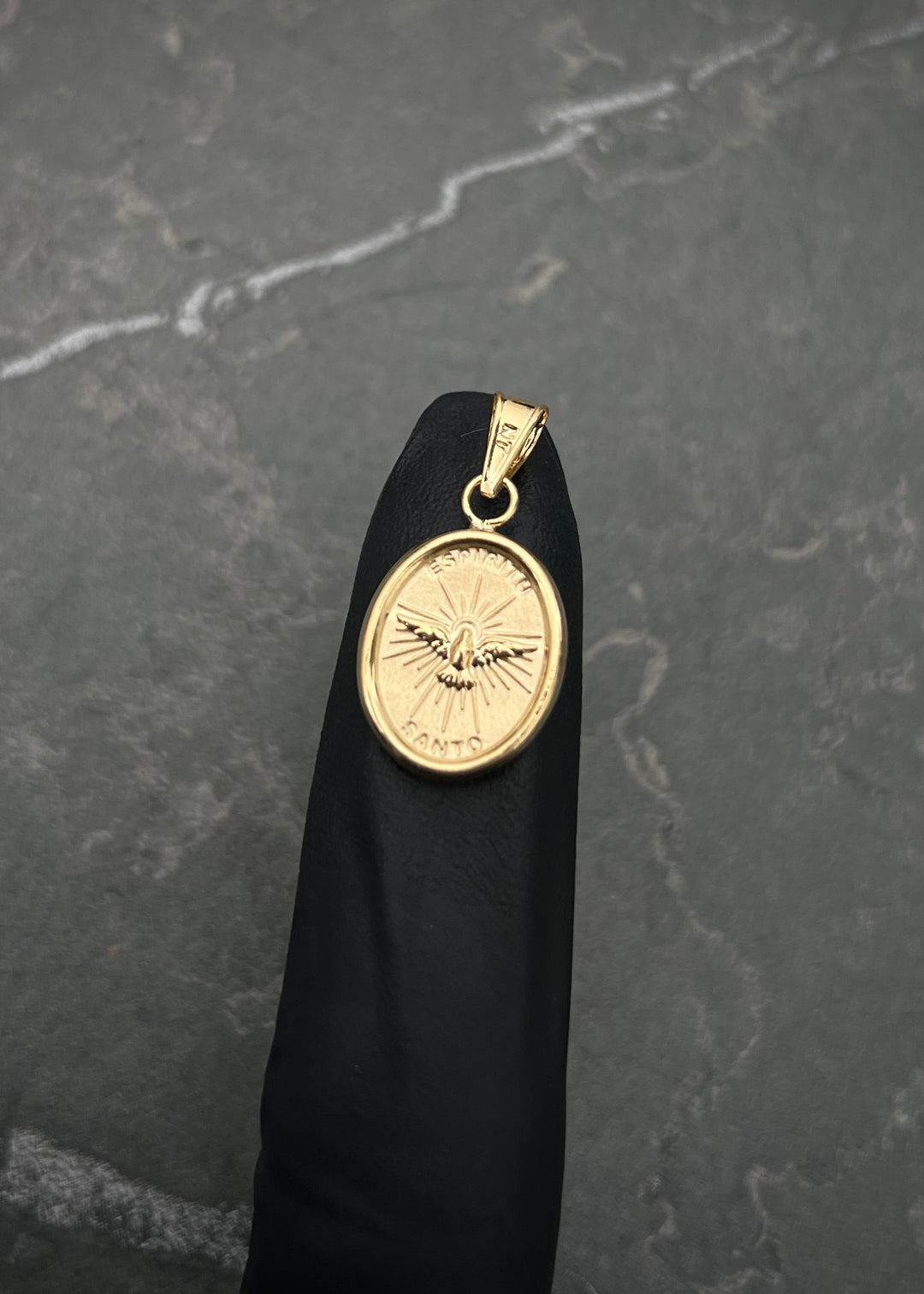 Dije espiritu santo 0.9gr / Largo 2.4cm / Oro Amarillo Nac B
