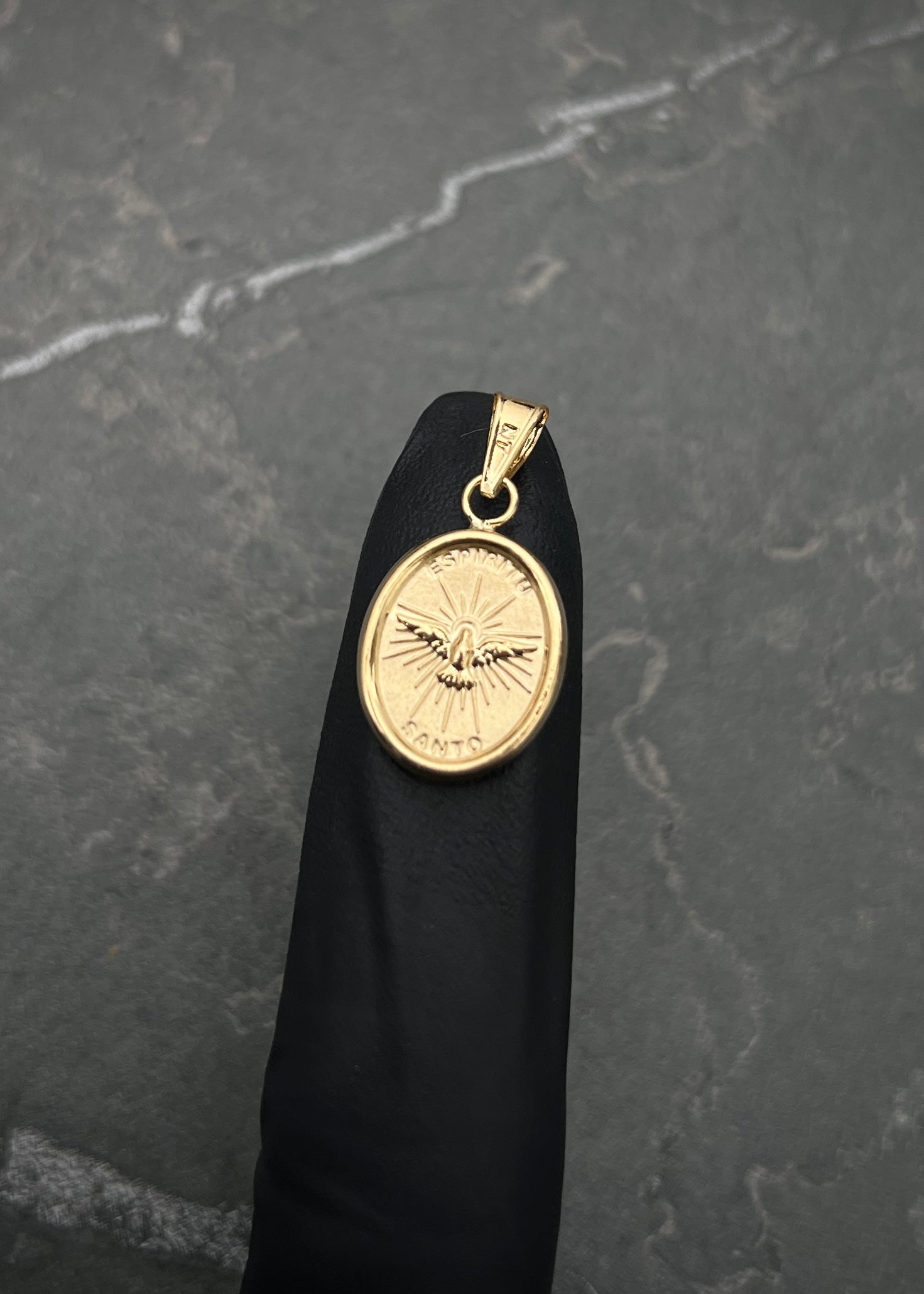 Dije espiritu santo 0.9gr / Largo 2.4cm / Oro Amarillo Nac B